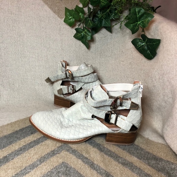 Jeffrey Campbell Everly Booties ✨ - Picture 4 of 8